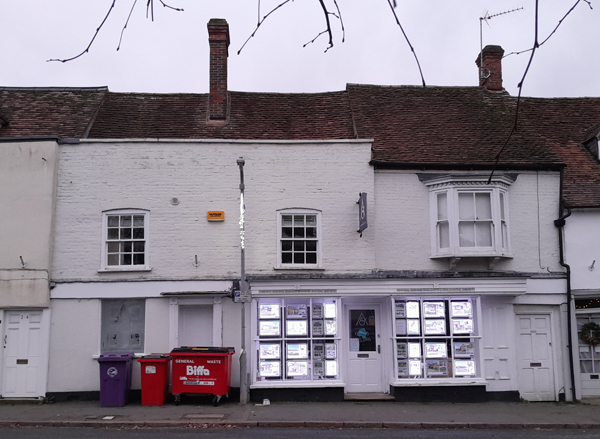 Front view of 22 High Street with shop front