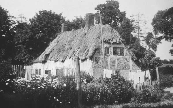 Decayed cottage in Shipton